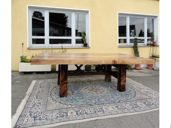 Der Tisch, aus Holz, natürlich, groß und einzigartig